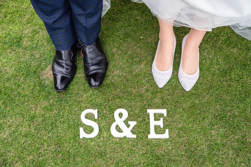 ふたりのイニシャルのアイテムと足元