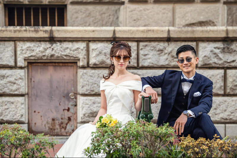 フォトウェディングでサングラスをしたふたり