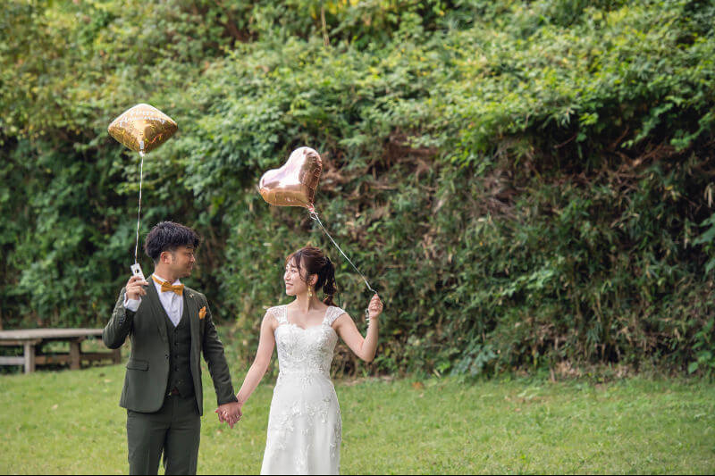 風船を持って歩くふたり