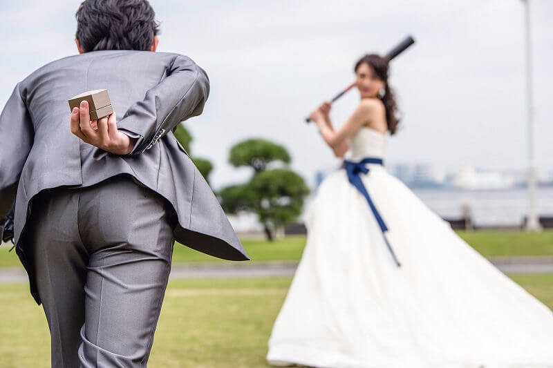 リングケースを持つ新郎