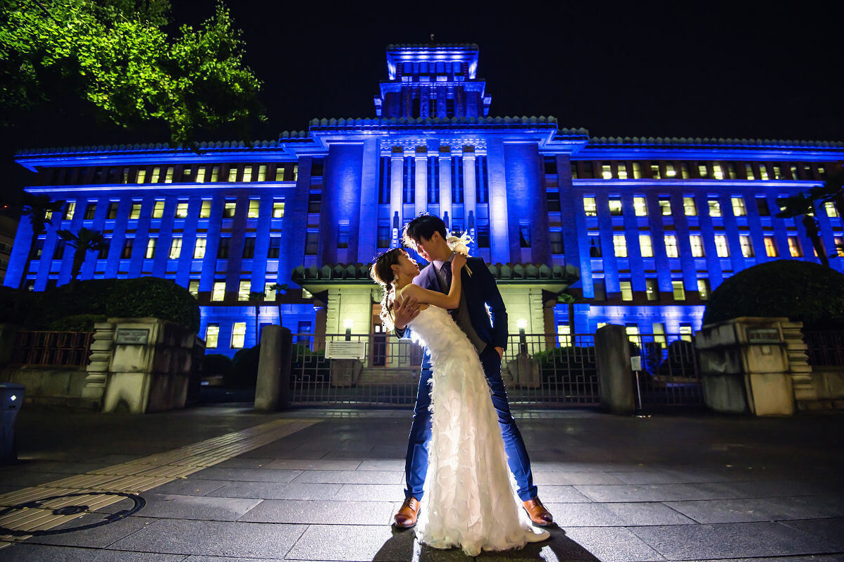 夜の神奈川県庁前でロケーションフォ