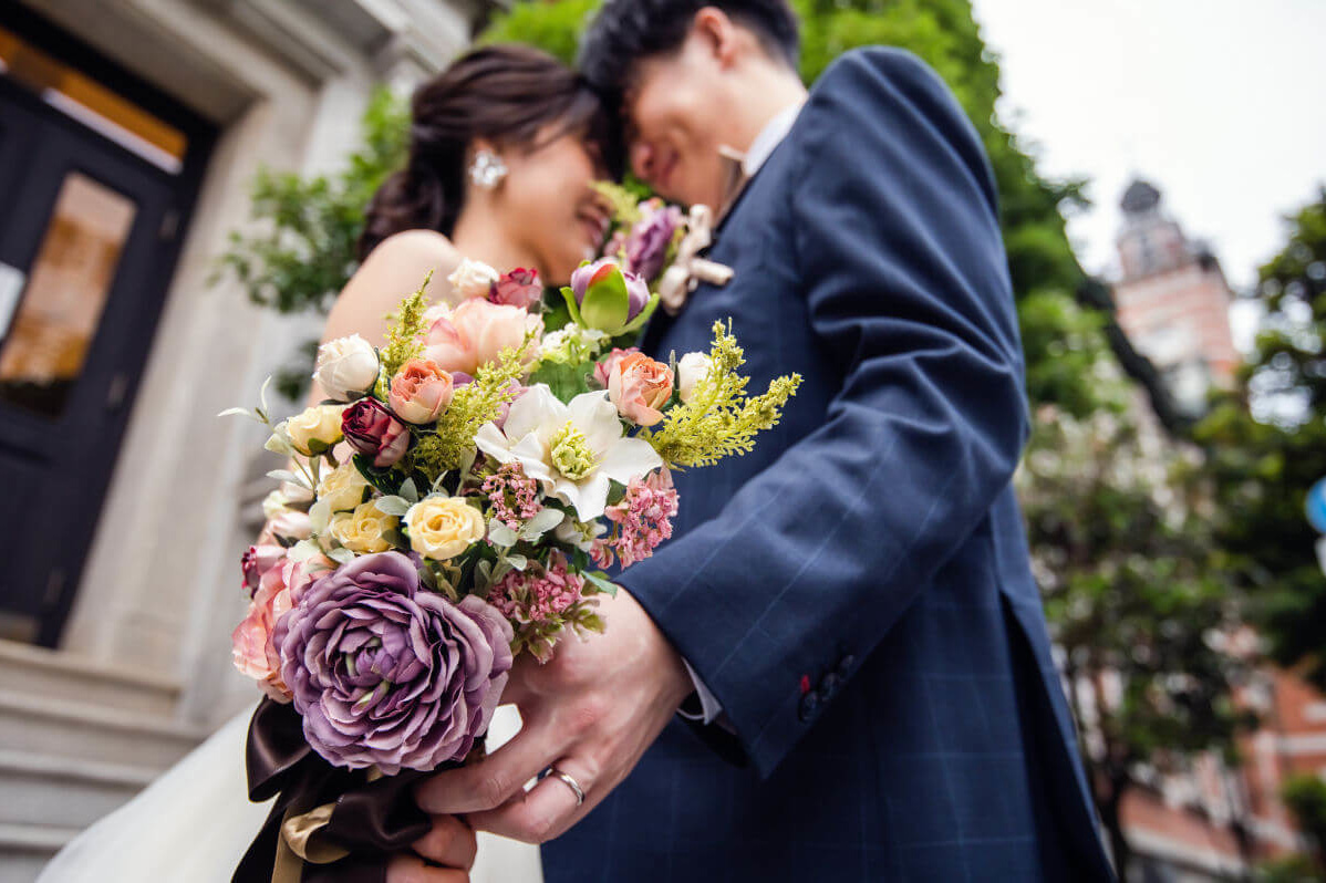 ウェディングブーケと新郎