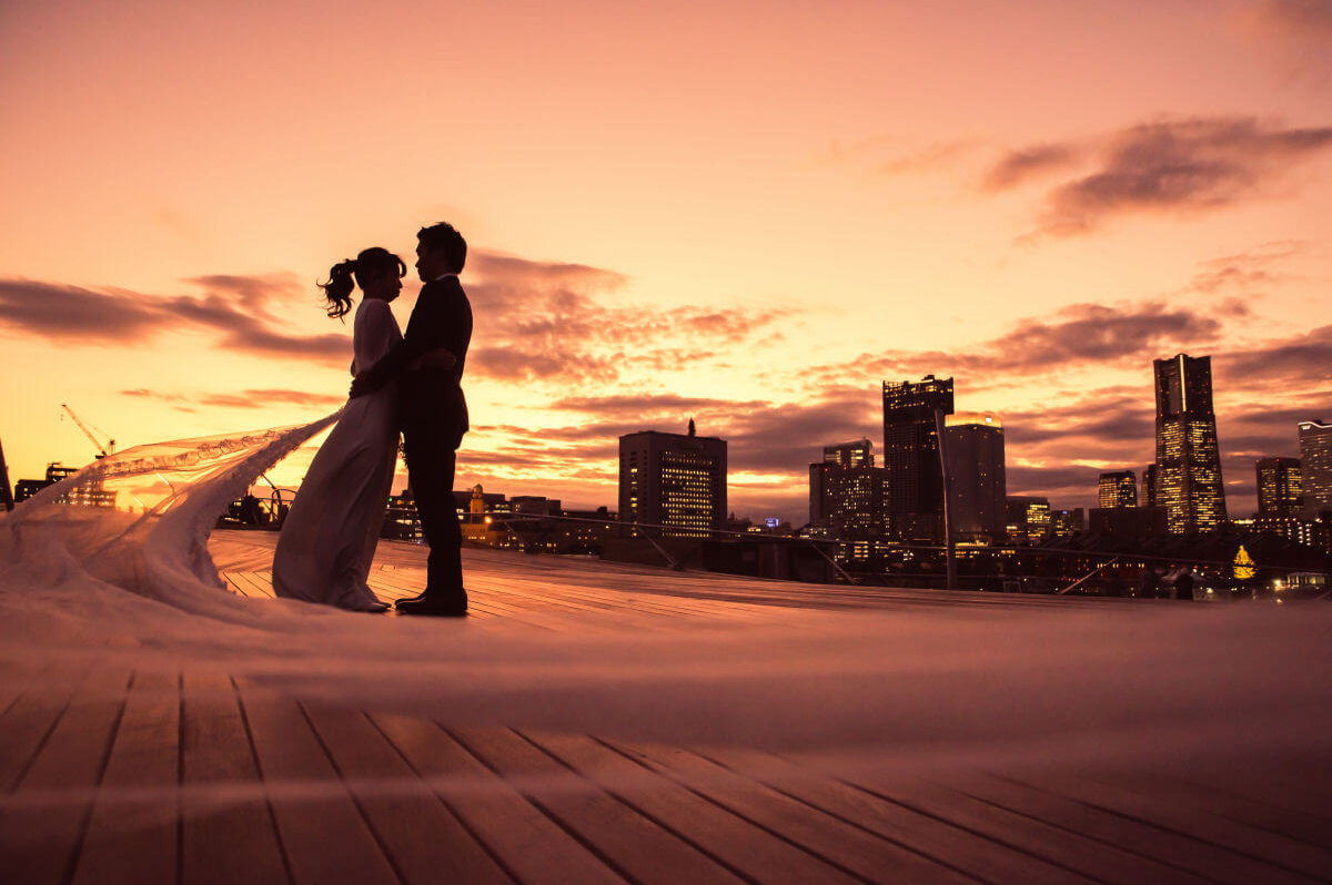 みなとみらいで新婦のベールを靡かせたショット