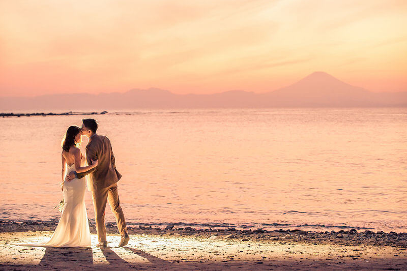 湘南の海で富士山をバックに前撮り