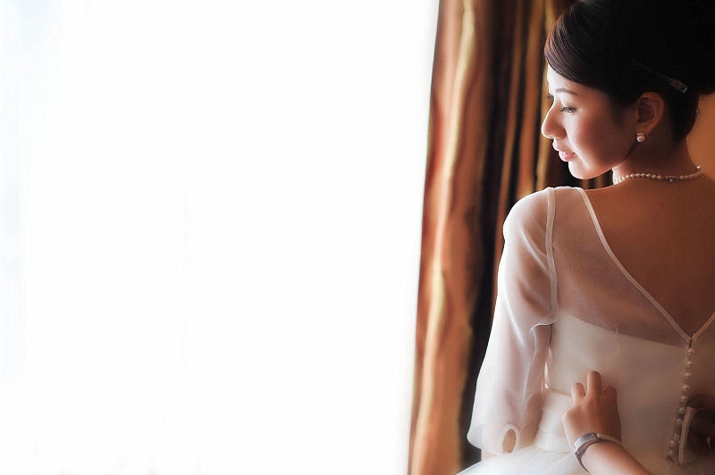 挙式前の窓際の新婦