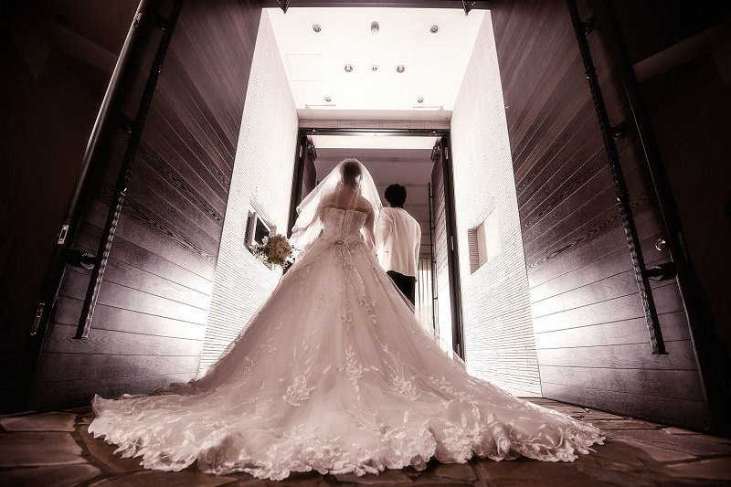 チャペルに入場するふたり