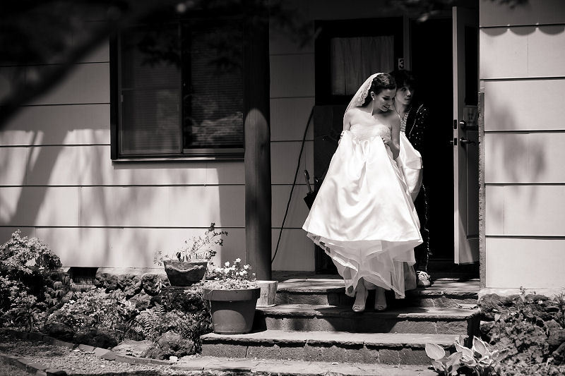 ウェディングドレスを着た新婦