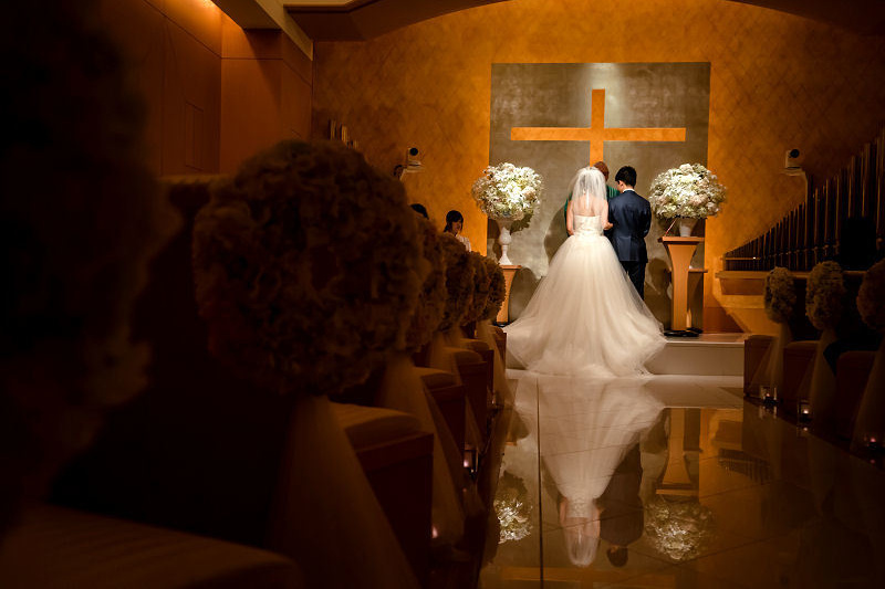 挙式中の新郎新婦の後ろ姿