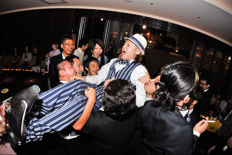 胴上げで祝福される新郎