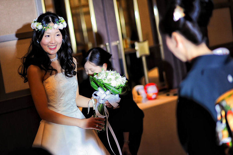 披露宴中座する新婦