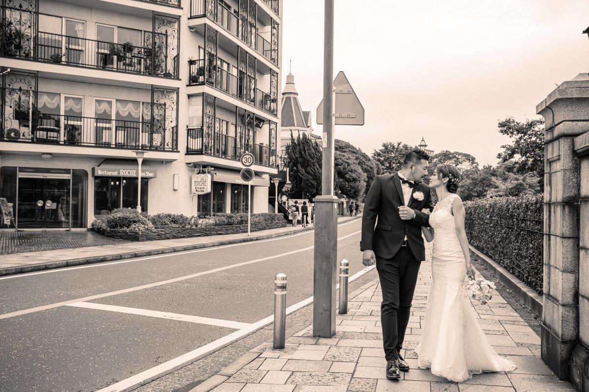 横浜山手で歩く新郎新婦