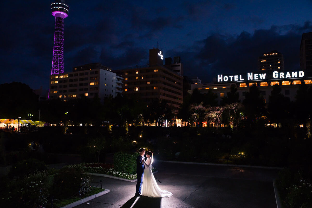 夜の山下公園で前撮りポーズするふたり