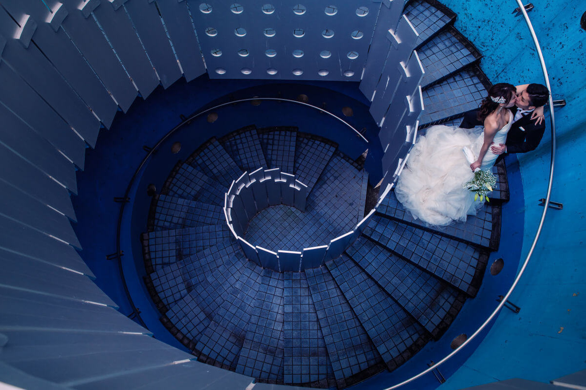 階段で抱き合う二人