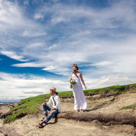 海を眺める新郎新婦