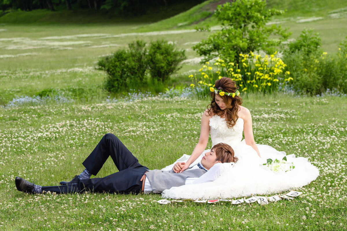 芝生に寝転ぶ新郎