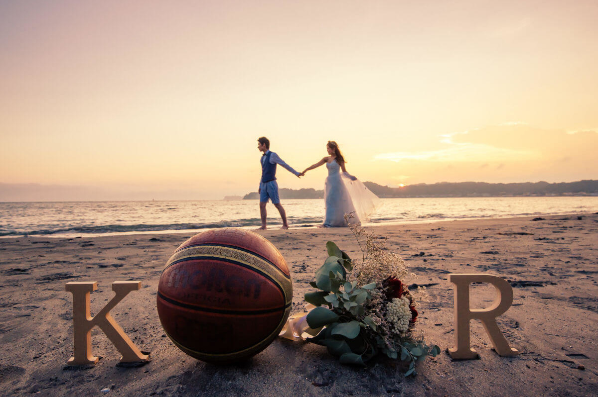 夕方の湘南ビーチを歩くふたり