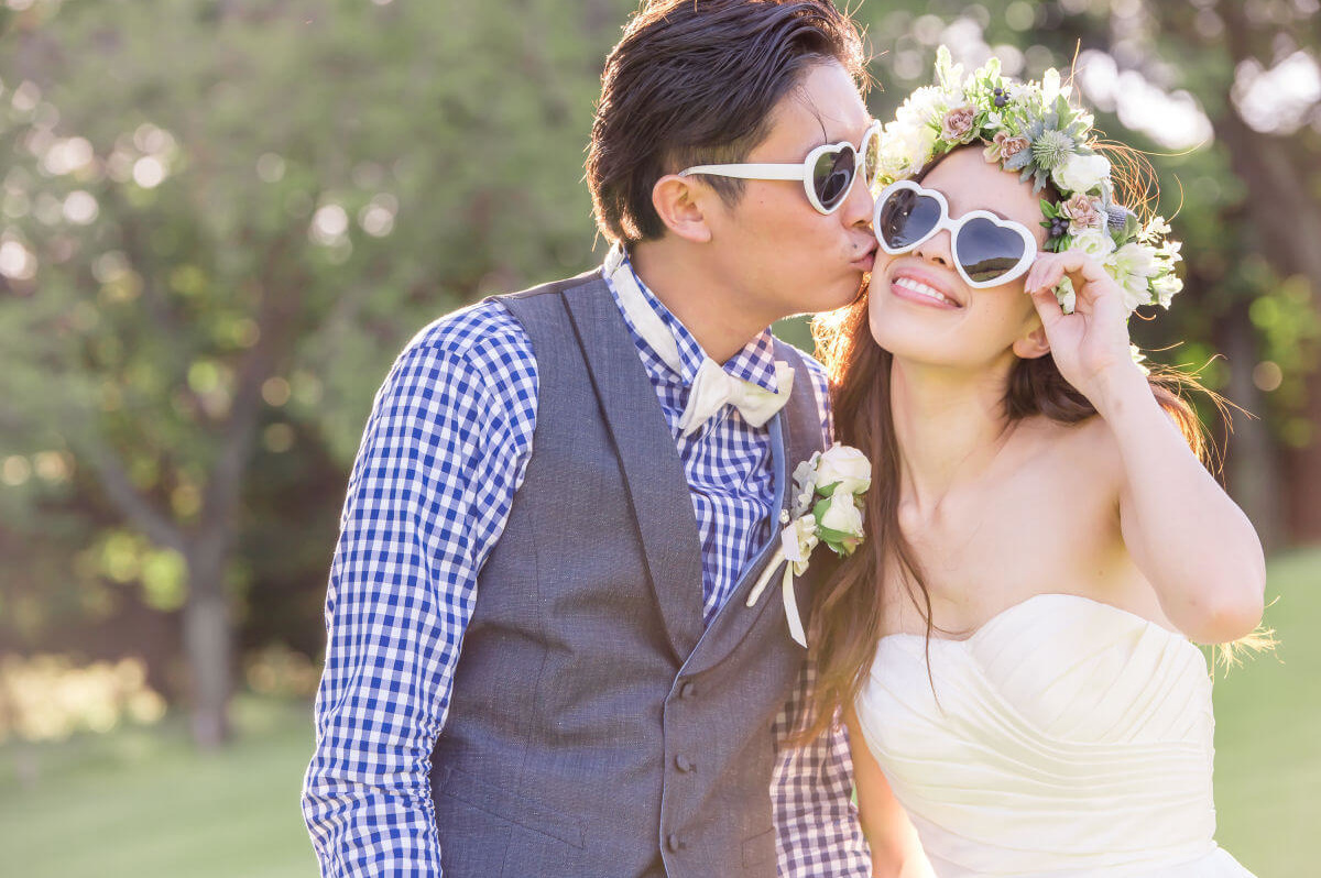 サングラスをした新郎新婦