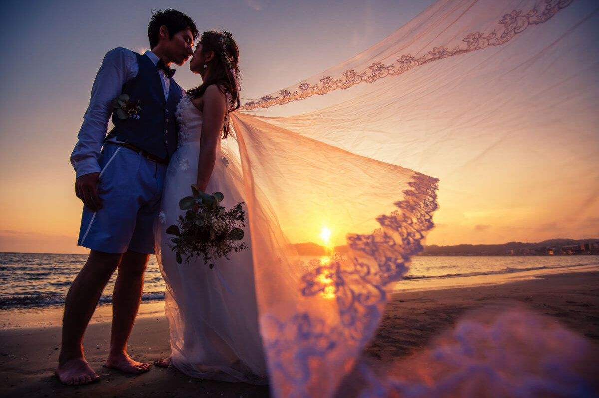 夕方のビーチでフォトウェディング