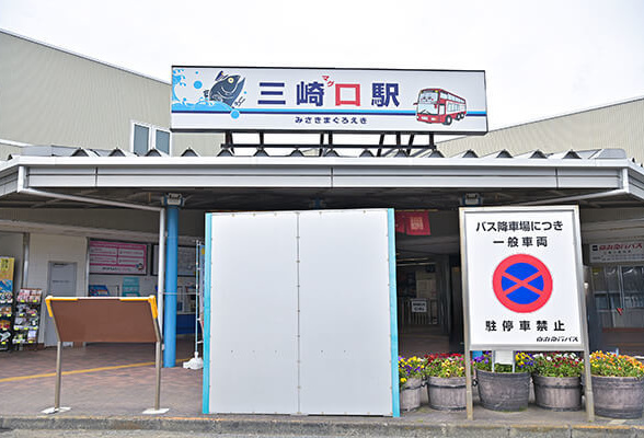 江の島でフォトウェディングするふたり