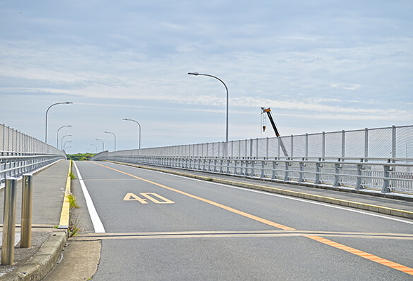江の島でフォトウェディングするふたり