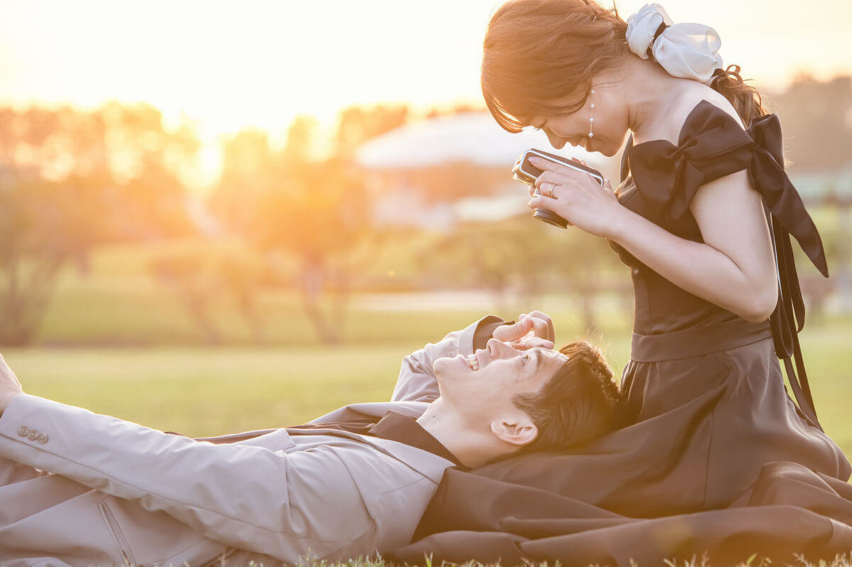 新婦の膝の上で寝そべる新郎