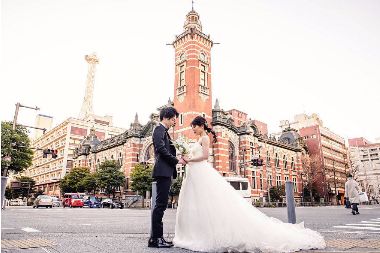 みなとみらいの街中で向かい合うふたり