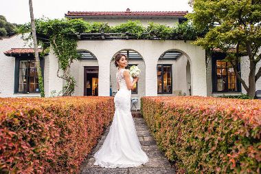 みなとの見える丘公園で新婦のソロショット