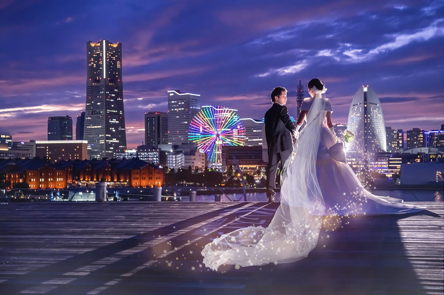 みなとみらいをバックに見つめ合う後ろ姿