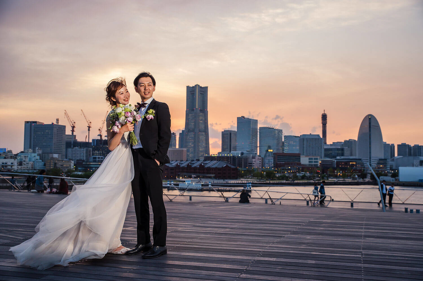夕景をバックにフォトウェディング