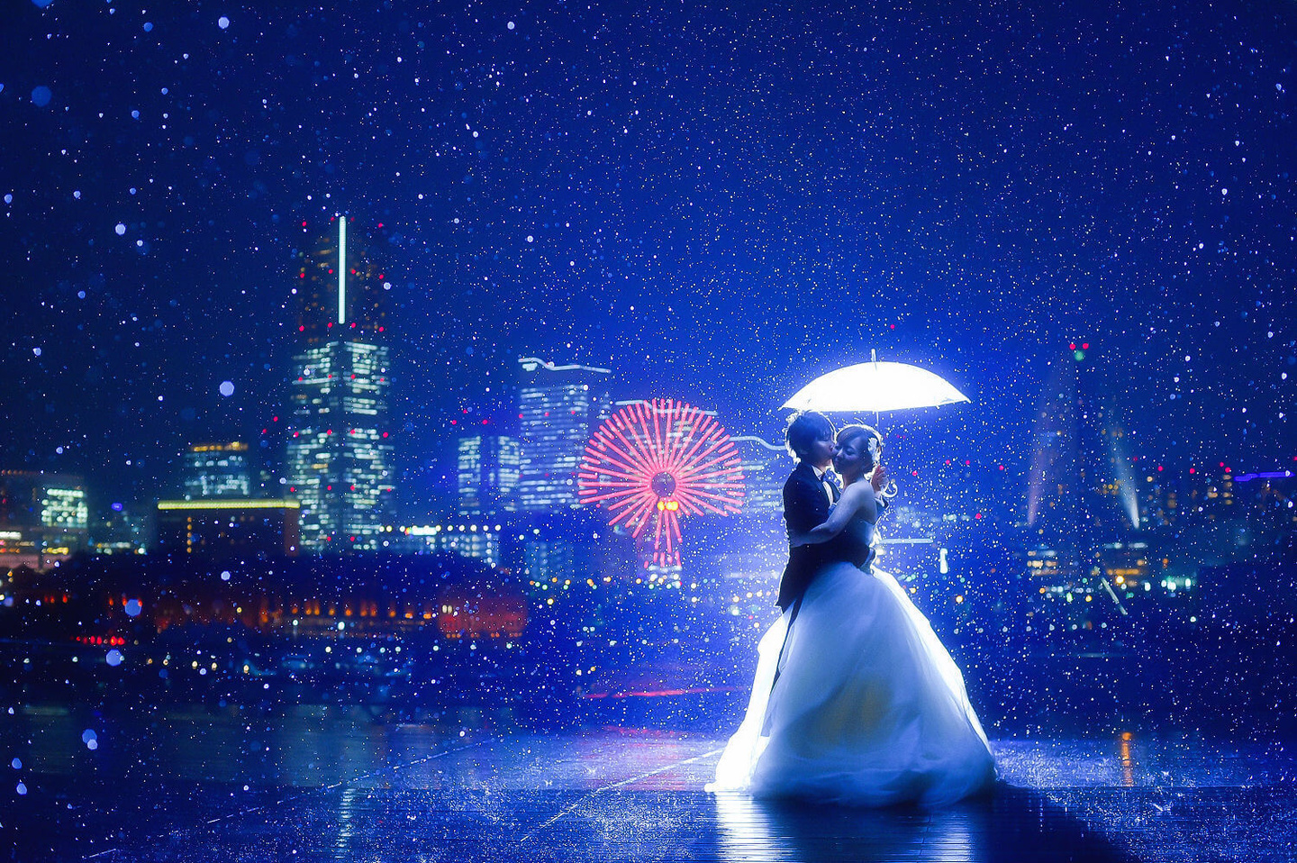 雨がキラキラ光るロマンチックな夜景ショット