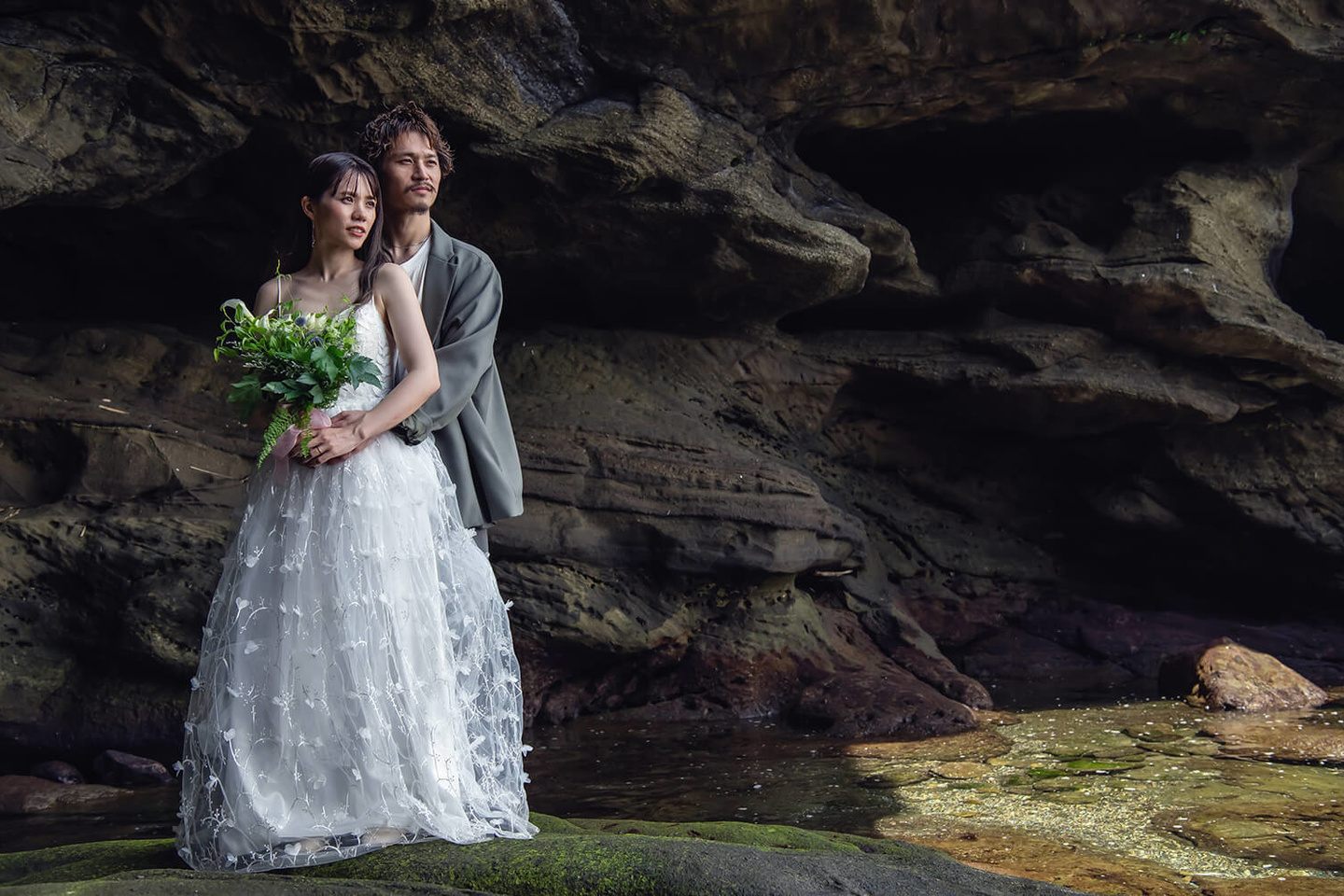 馬の背スポットで新婦の後ろからハグする新郎