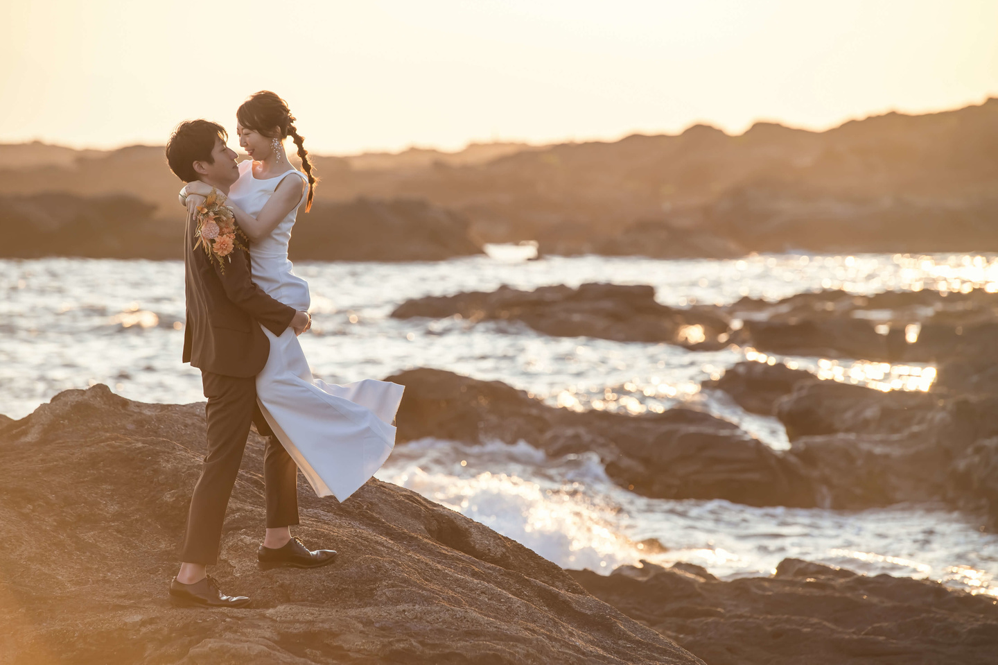 新婦を持ち上げる新郎