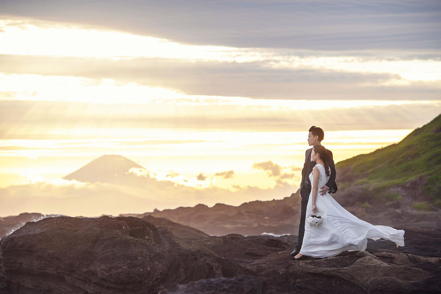 富士山をバックに太陽を見つめるふたり