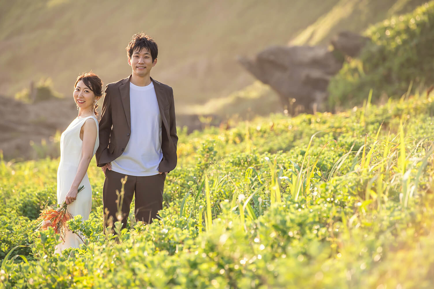 自然の緑に囲まれた二人