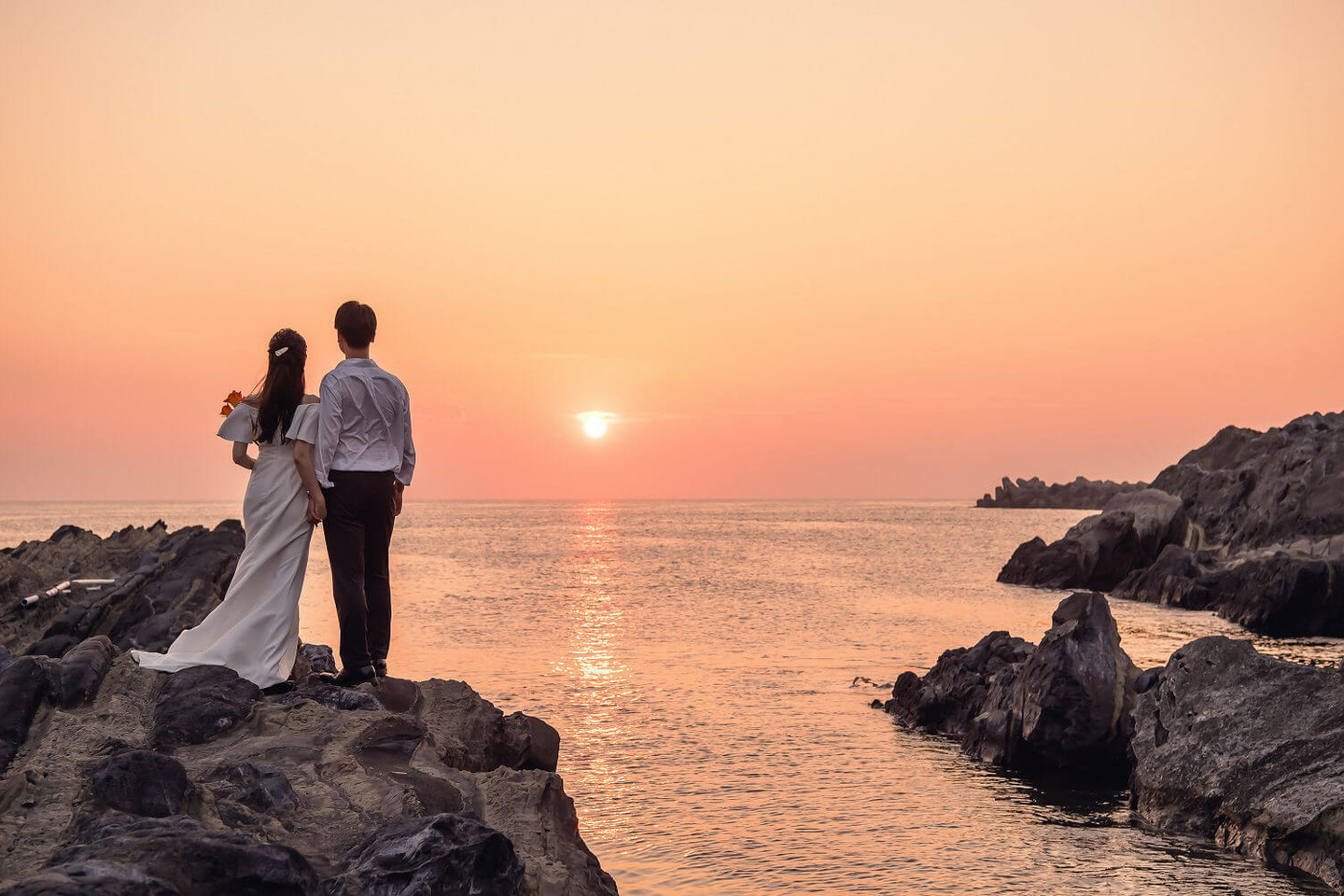 ドラマチックな夕日を見つめるふたり