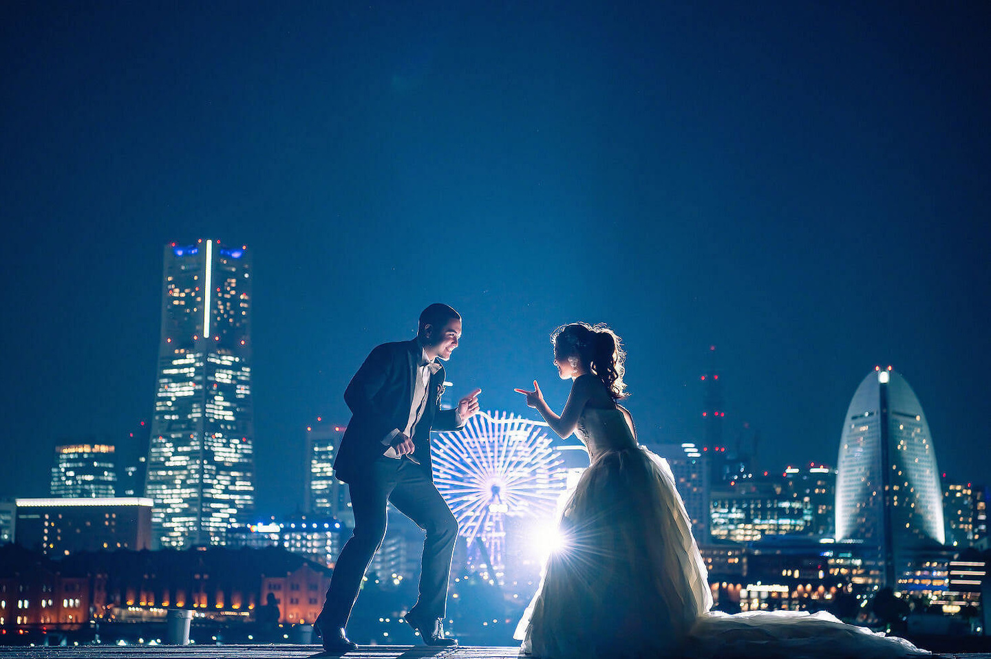 みなとみらい背景にダンスのポーズ