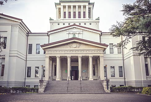 クラシックな雰囲気の邸宅で愛を誓う新郎新婦