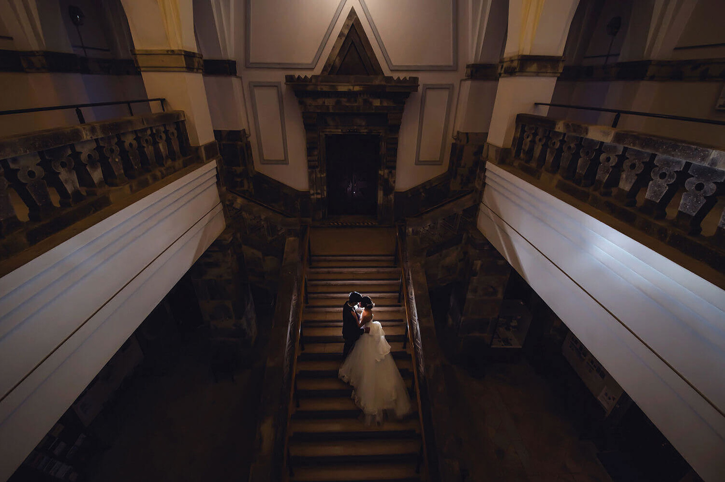 重厚でクラシックな階段ショット