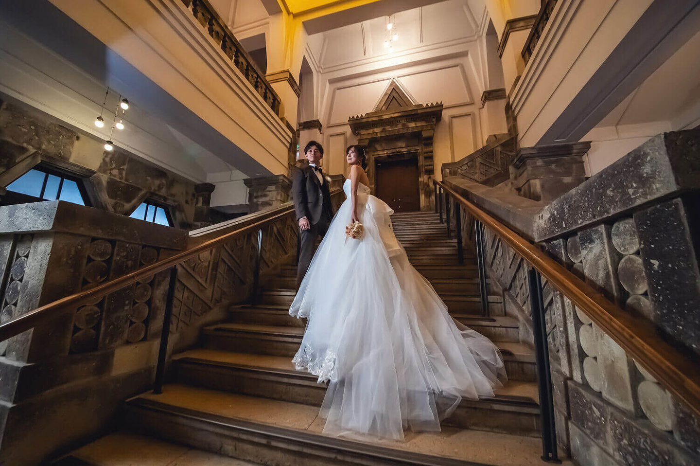 階段でポーズするふたり