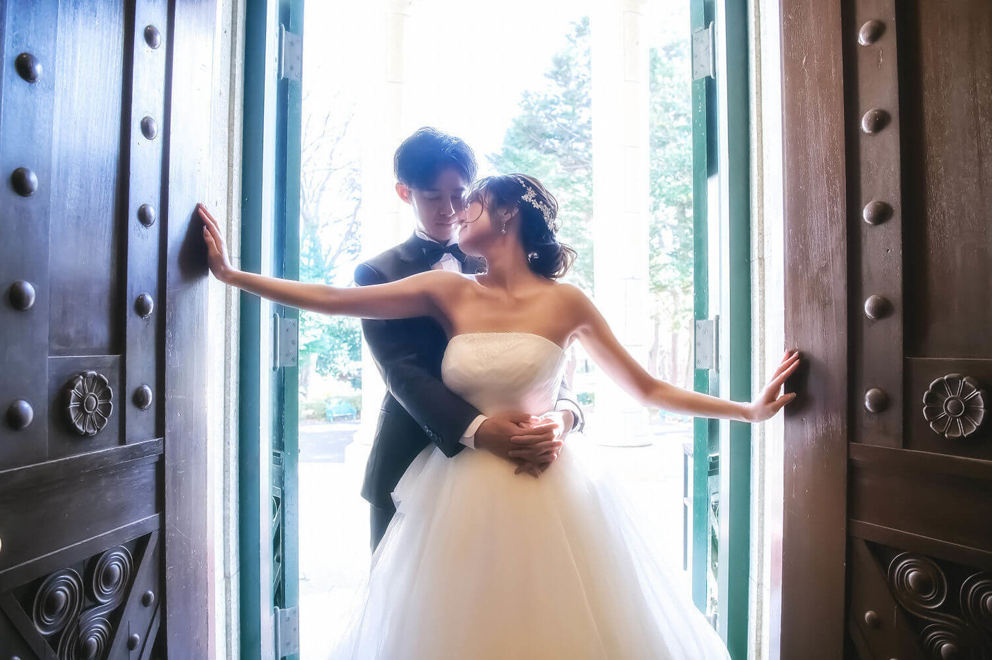 扉で見つめるふたり