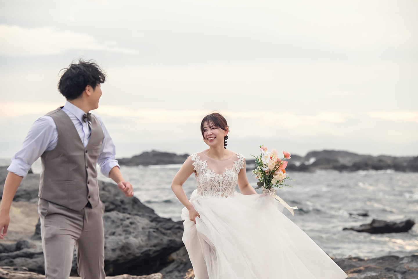 海辺を楽しく走る二人