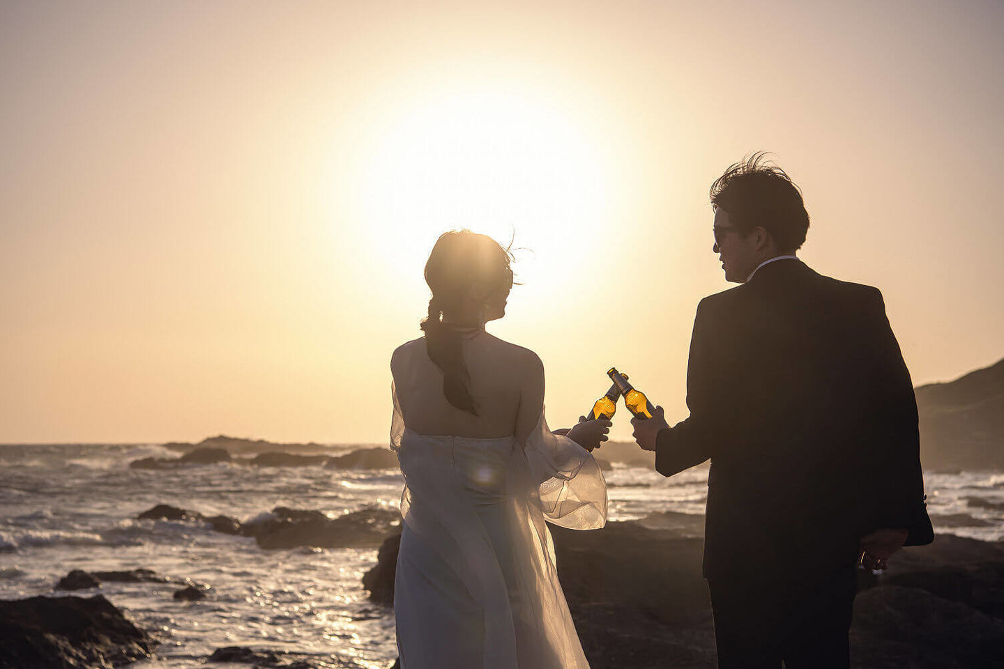 夕日をバックに乾杯