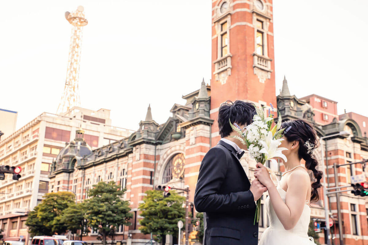 横浜開港記念会館前で前撮りポーズ