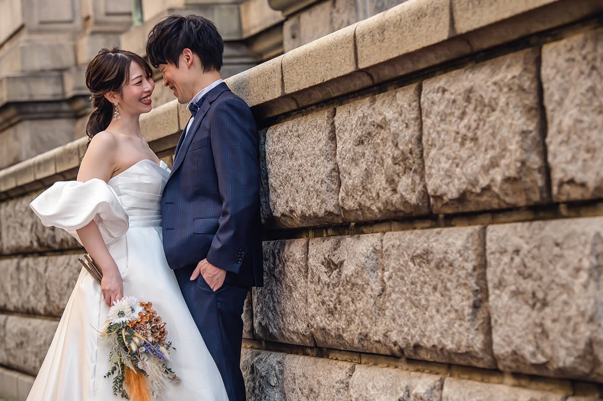 壁で見つめ合う新郎新婦