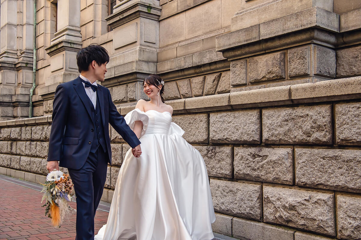 歴史博物館前を歩くふたり