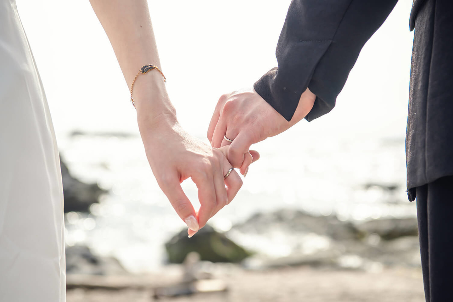 指輪手のアップ