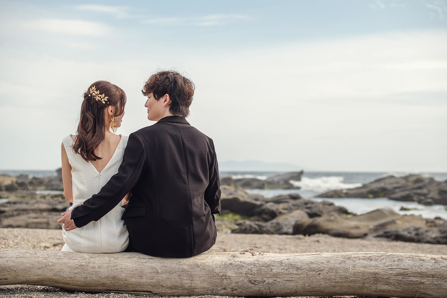 木に座るふたりの後ろ姿