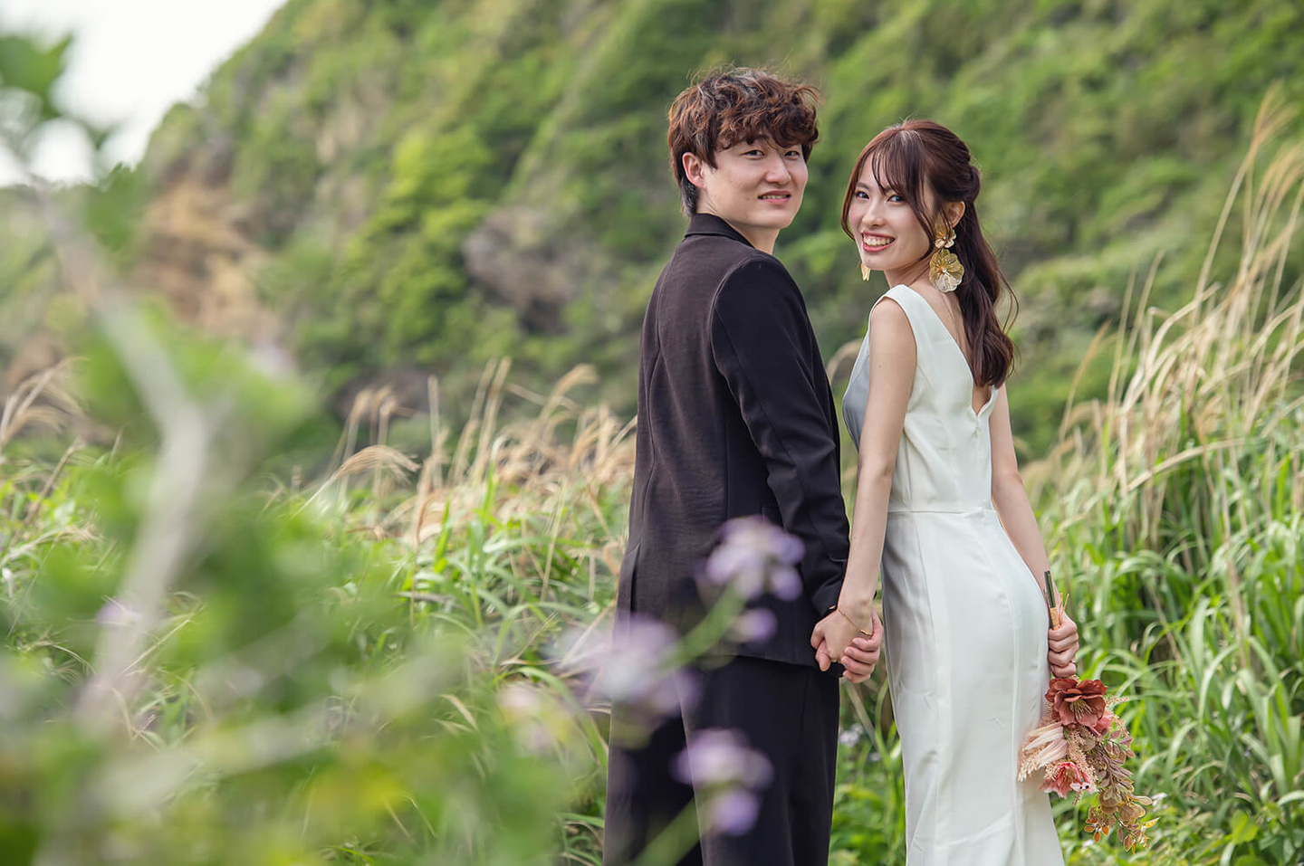 緑の中で振り返りショット