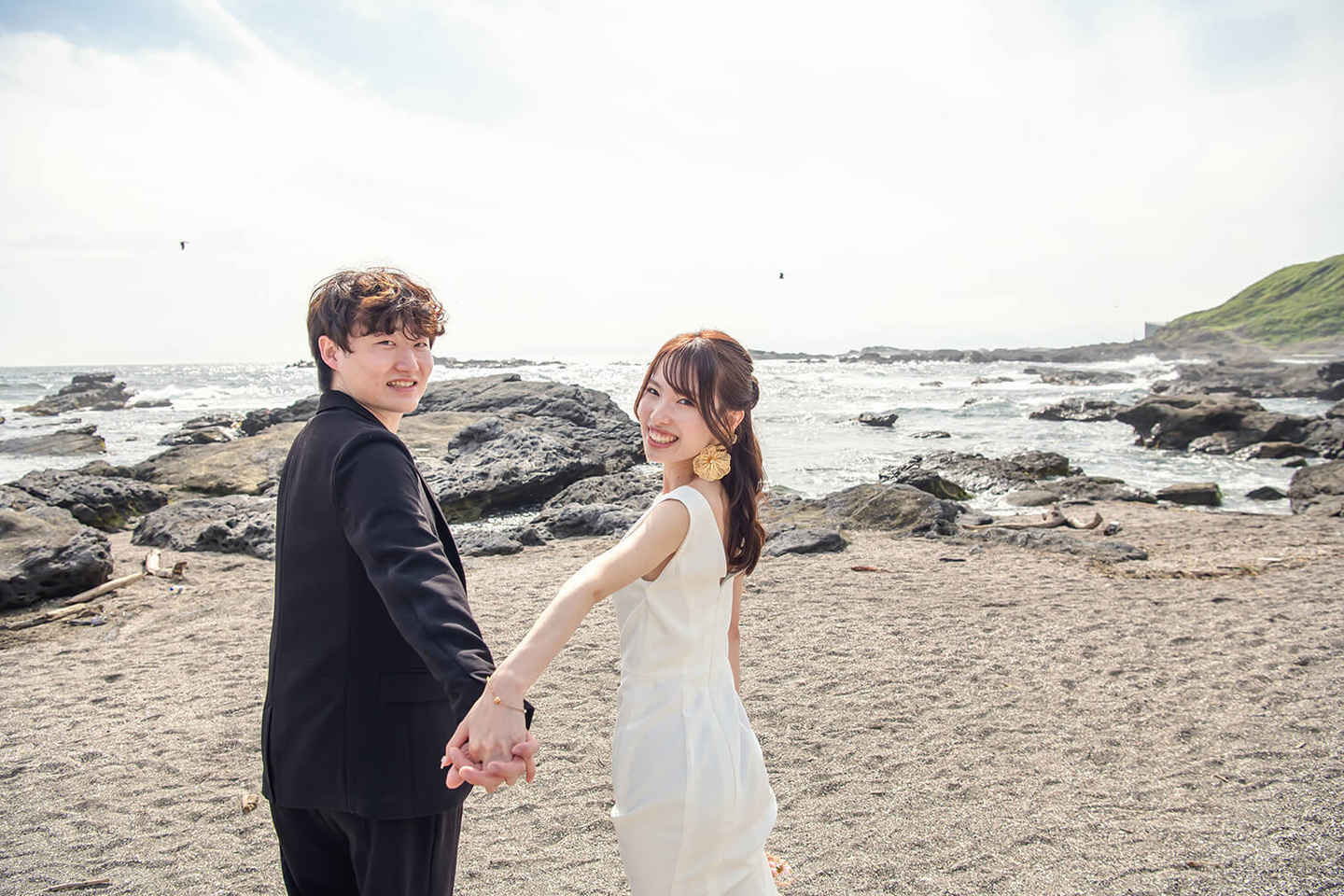 海辺を歩く自然なふたり