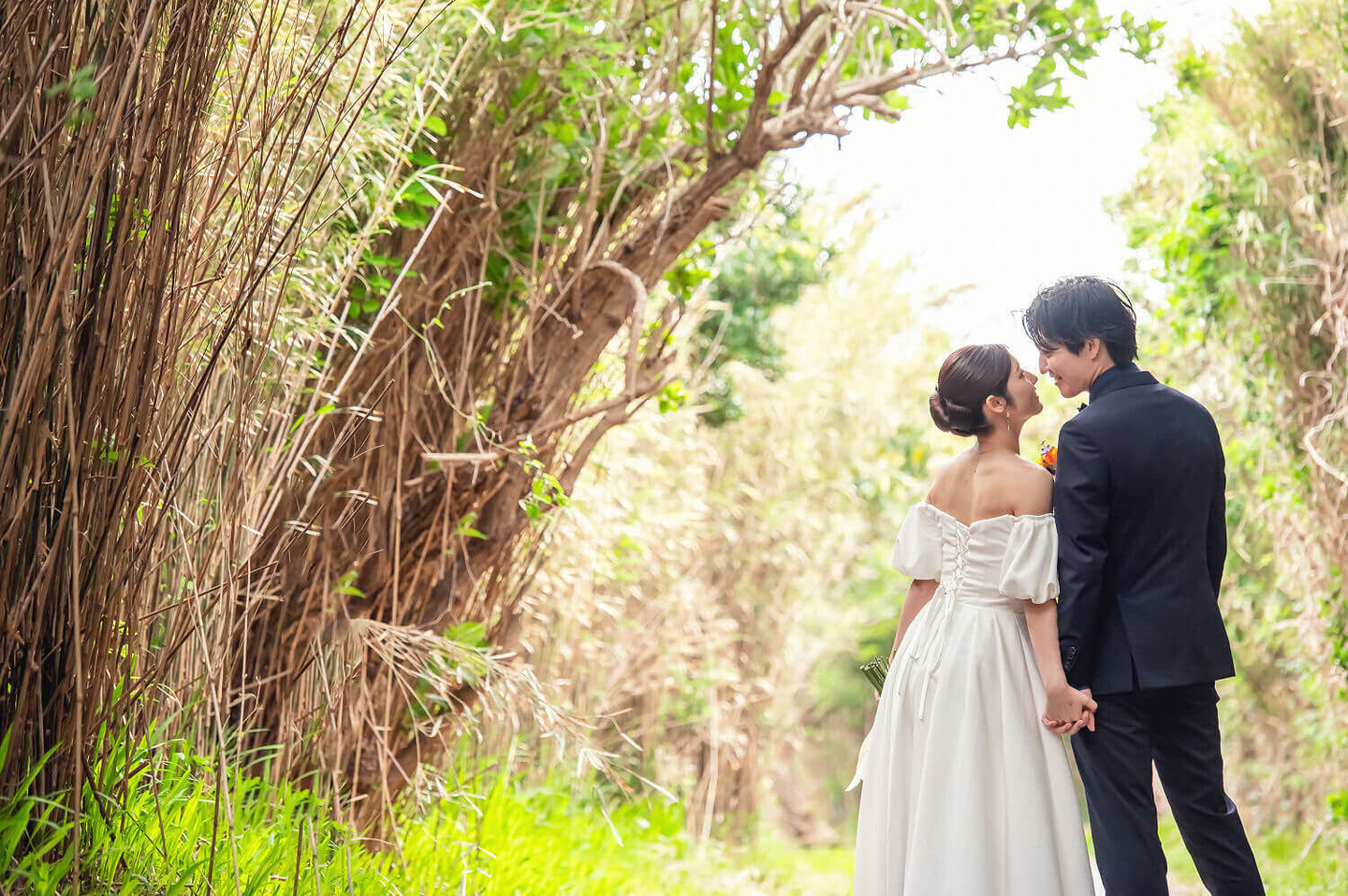 緑の中の新郎新婦